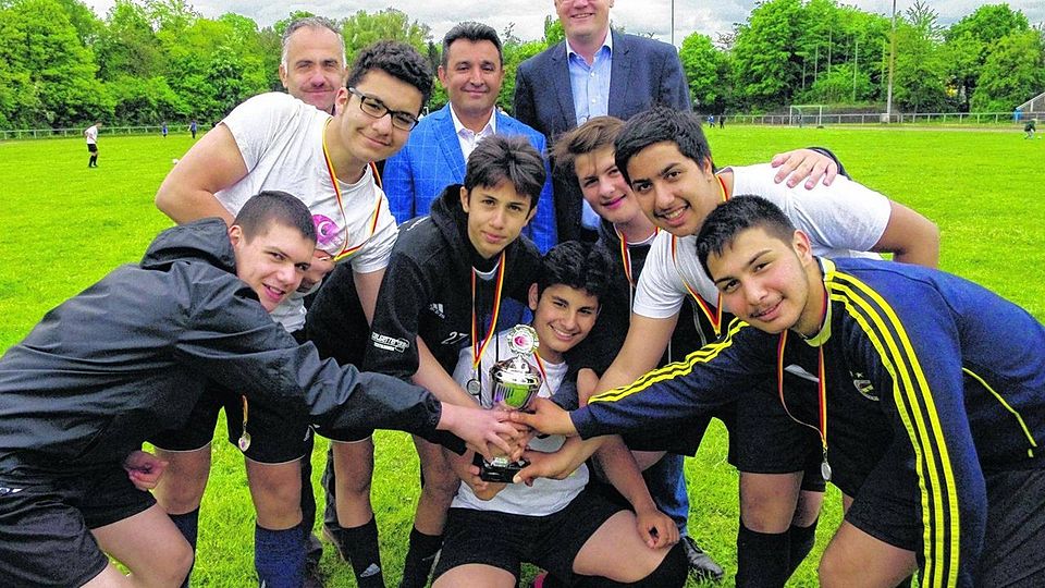 Jubel ohne Grenzen gab es beim türkischen Sportfest: Das Fußballmatch der B-Mannschaften gewann die Jugend der DITIB-Gemeinde. Im Hintergrund (v.l.) Yüksel Mutlu, Erol Kilic und Tim Grüttemeier. Foto: T. Dörflinger