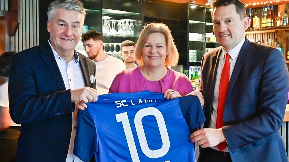 Frank Müller (links) mit der damaligen Innenministerin Nancy Faeser und dem SPD-Bundestagsabgeordneten Johannes Fechner im Januar 2025.