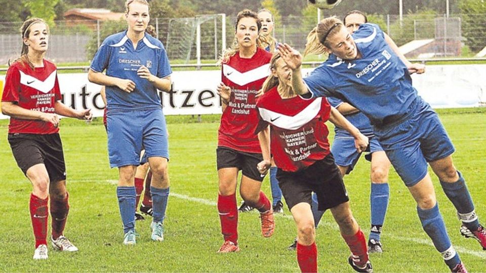 Mit Köpfchen: Sonja Reiter (r.) gelang beim 6:0-Sieg der FCM-Landesligafrauen der Treffer zum 4:0.