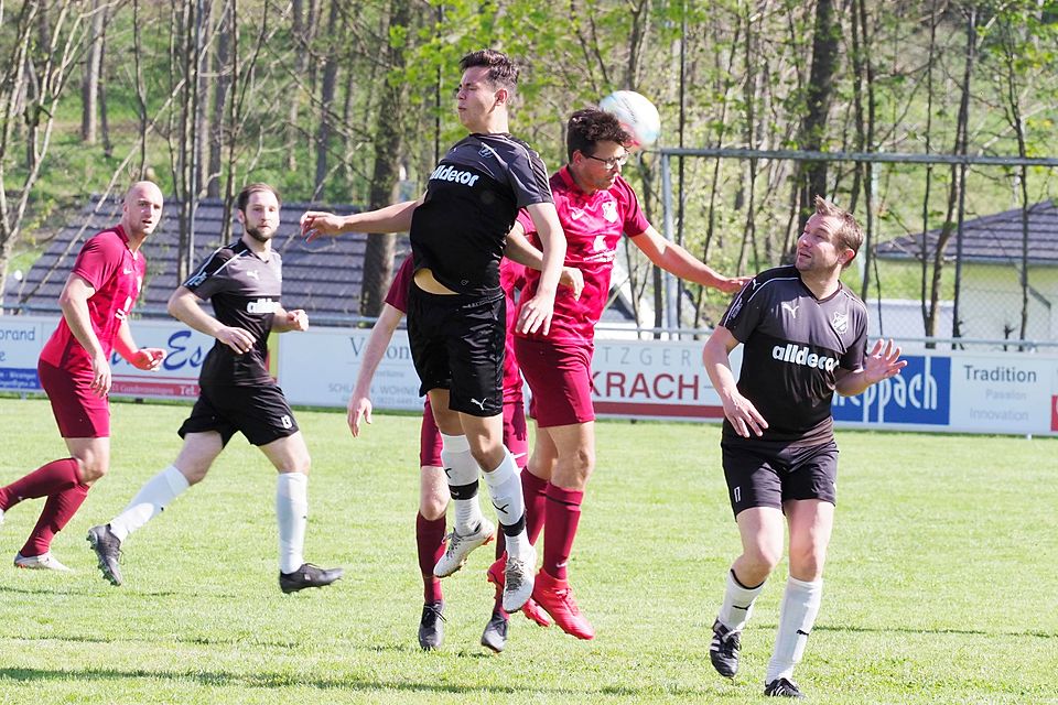 Maximilian Knötzinger (links) verliert dieses Kopfballduell – und sein FC Weisingen daheim klar mit 0:5 gegen Offingen.