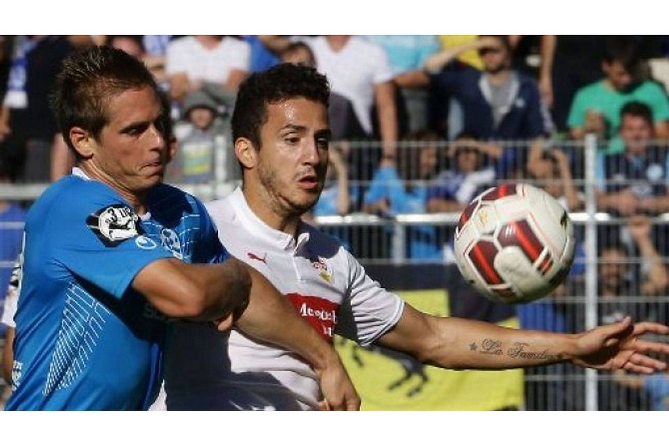 Fabian Gerster (links, gegen Sercan Sararer im Derby gegen den VfB II) spielte von 2010 bis 2015 für die Stuttgarter Kickers. Foto: Pressefoto Baumann