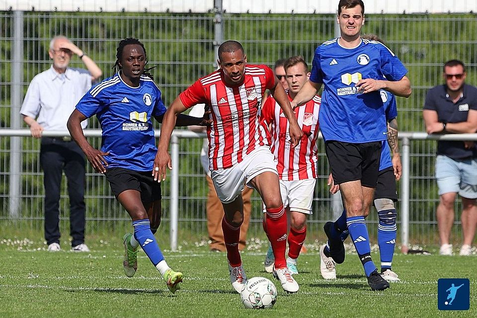 Der ehemalige Regionalliga- und Bayernligaspieler Julian Ceesay (am Ball) ist seit diesem Sommer gleichberechtigter Trainerpartner von Helmut Jurek bei Inter Amberg.