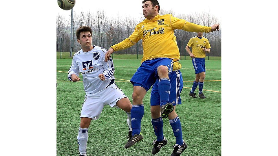 Zwei gegen einen: Die Wankendorfer Alexander Usbek (verdeckt) und Jan Steinkamp klären vor Eidertals Mirco Schöning. Foto: Ruhnke