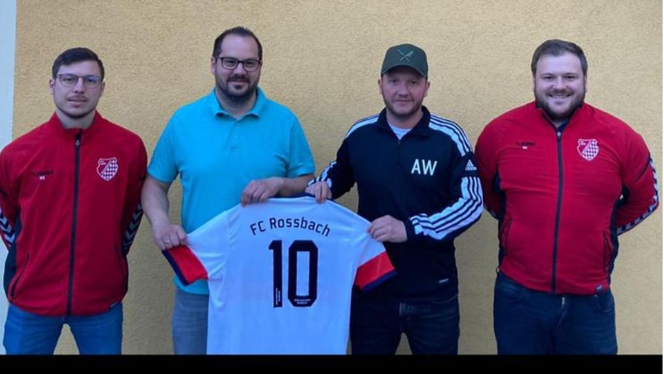 Das neue Trainerteam des FC Roßbach Thomas Mehlsteibl (2.v.l.) und Alex Weber (3.v.l.) mit den Verantwortlichen des FCR.
