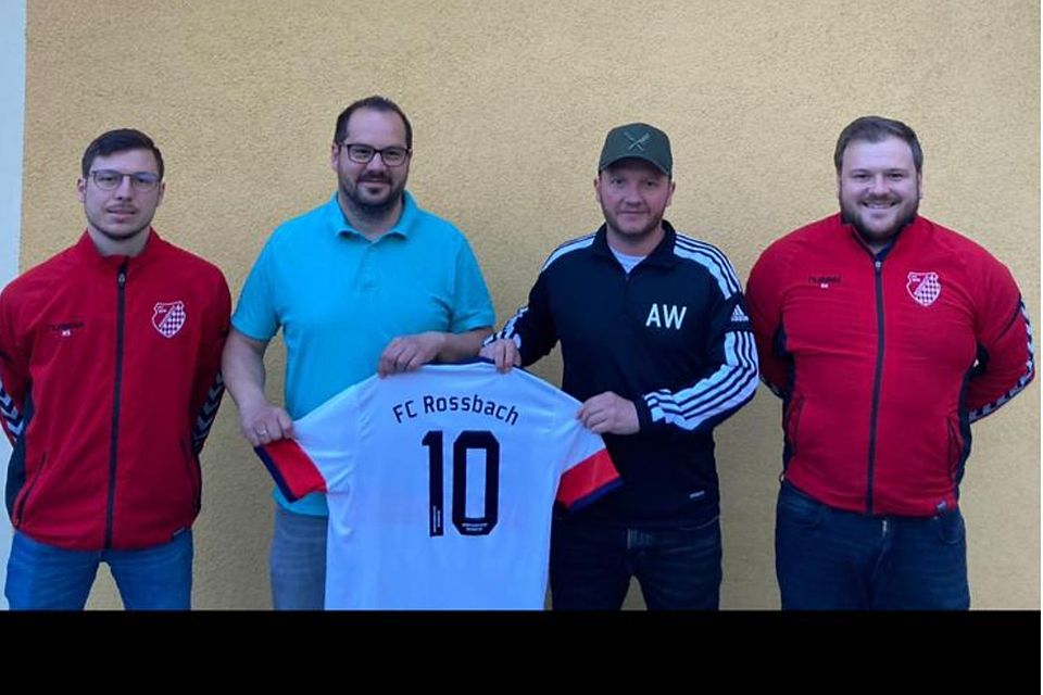 Das neue Trainerteam des FC Roßbach Thomas Mehlsteibl (2.v.l.) und Alex Weber (3.v.l.) mit den Verantwortlichen des FCR.