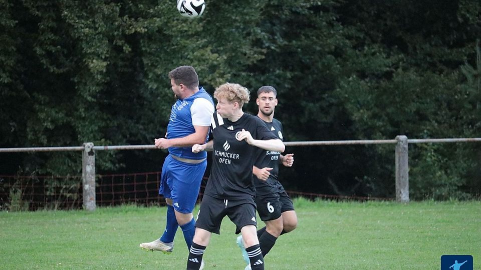 Ein Spieler der TSV Günterfürst im Kopfballduell. 