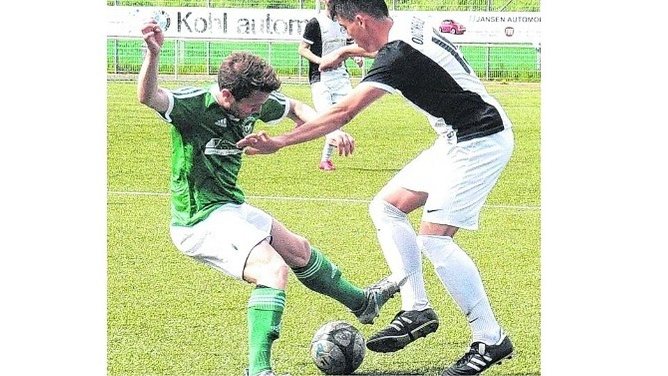 Kampf um den Ball: Raspos Daniel Quadflieg (links) und Oidtweilers Oghuzan Öztürk.Foto: Martin Ratajczak