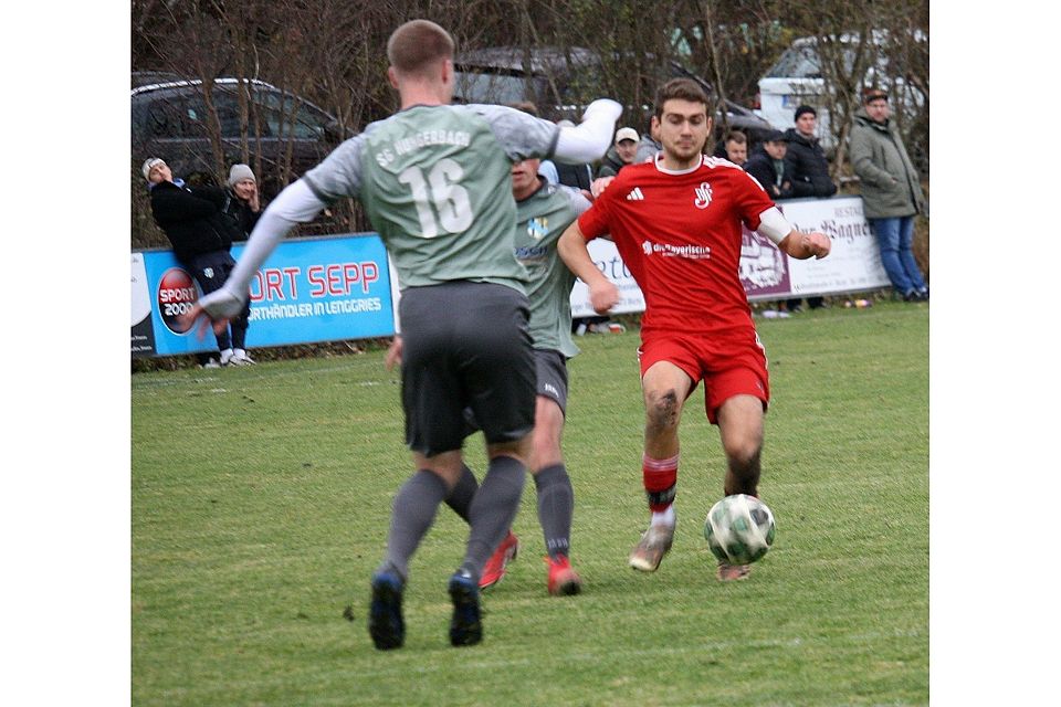 Zweifacher Sportschütze : Kapitän Sebastian Deiser (re.) hatte maßgeblichen Anteil am Heimsieg der Sportfreunde Bichl.