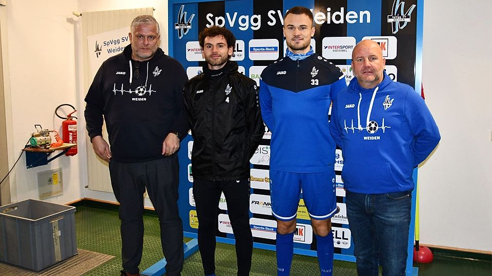 Sportdirektor Rüdiger Hügel (l.) und SpVgg SV-Vorsitzender Michael Kurz (r.) freuen sich über die längerfristigen Zusagen von Igli Cami (2.v.l.) und Maurico Göhlert.