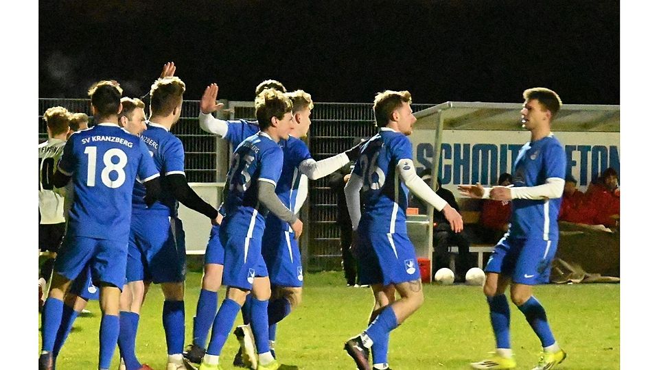 Die Kranzberger Fußballer jubeln in Finsing