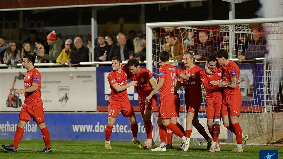 Der SV Erlbach befindet sich nach dem Ausrufezeichen im Ostbayernderby neben dem FC Pipinsried nun in der Pole-Position im Regionalliga-Rennen.