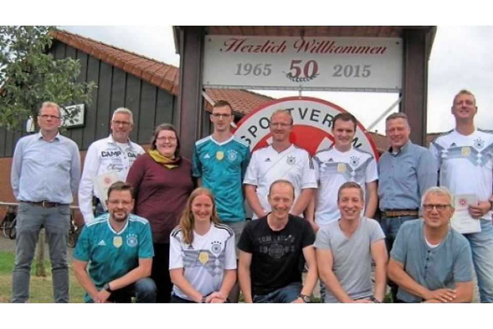 Mehrere Mitglieder des Sportvereins Hollenstede wurden geehrt, hier mit Vorstandsmitgliedern mit Werner Kenning (rechts kniend) an der Spitze. Foto: Jürgen Schwietert