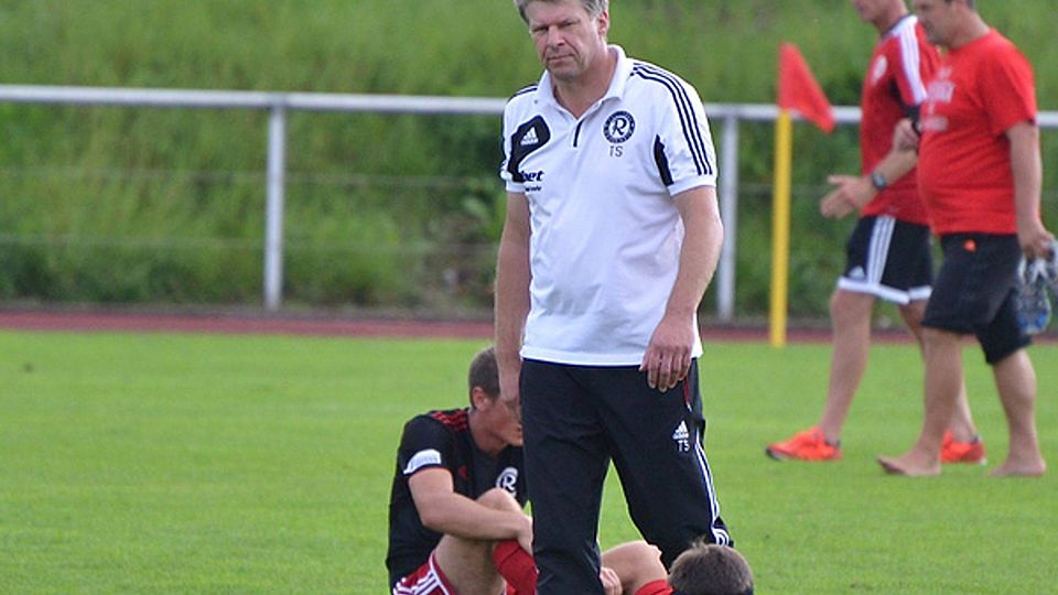 Das Schlussbild der gemeinsamen neun Monate: Trainer Thomas Siegmund nach der frustrierenden Niederlage am Samstag gegen Dachau. F: Weigand