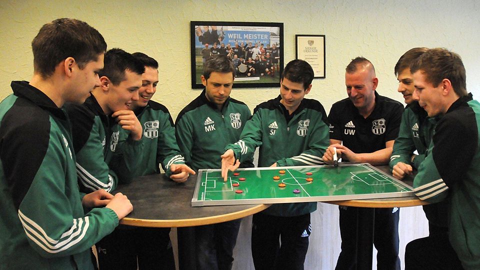 Gut gelaunt für den Endspurt. Trainer Uwe Wess (dritter von rechts) im Gespräch mit Lukas Adams, Jan Zender, Pascal Grundhöfer, Abteilungsleiter Michael Kasel, Simon Schmitt, Lukas Hornetz und Simon Marx (von links). TV-Foto: Breit
