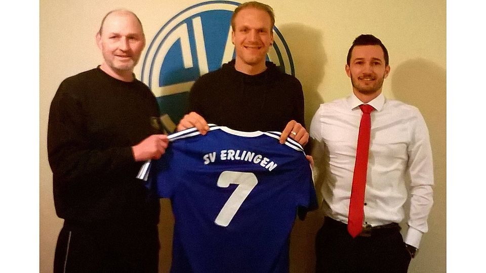 Erlingens 1. Vorstand Wolfgang Wimmer, Spielertrainer Dominik Bröll und Abteilungsleiter Mario Halbedl (von links) freuen sich auf die künftige Zusammenarbeit.