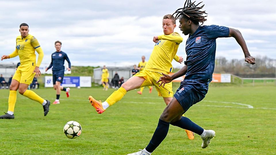 v.li.: Markus Buck (SV Dornach, 11) Gibson Nana Adu (Haching, 19) flankt in den Strafraum