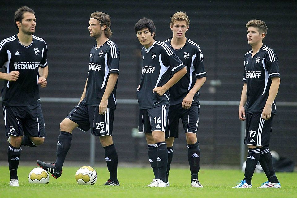 Der junge Simon Schubert (4. von links) 2011 beim SC Verl - zusammen mit dem heutigen SCV-Trainer Guerino Capretti (1. von links)