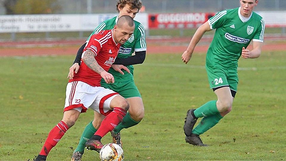Manuel Müller (rotes Trikot) wird nicht mehr für den Landesligisten SV Mering auf Torejagd gehen. Der Stürmer wechselte zum Regionalliga-Aufsteiger FC Pipinsried.  Foto: Rudi Fischer