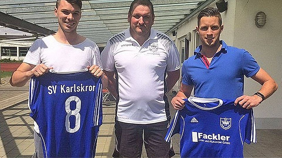 Markus Winkler (rechts) und Sebastian Böhm (links) machten auf Karlskrons Abteilungsleiter Michael Fackler (Mitte) mächtig Eindruck.  Foto: svk