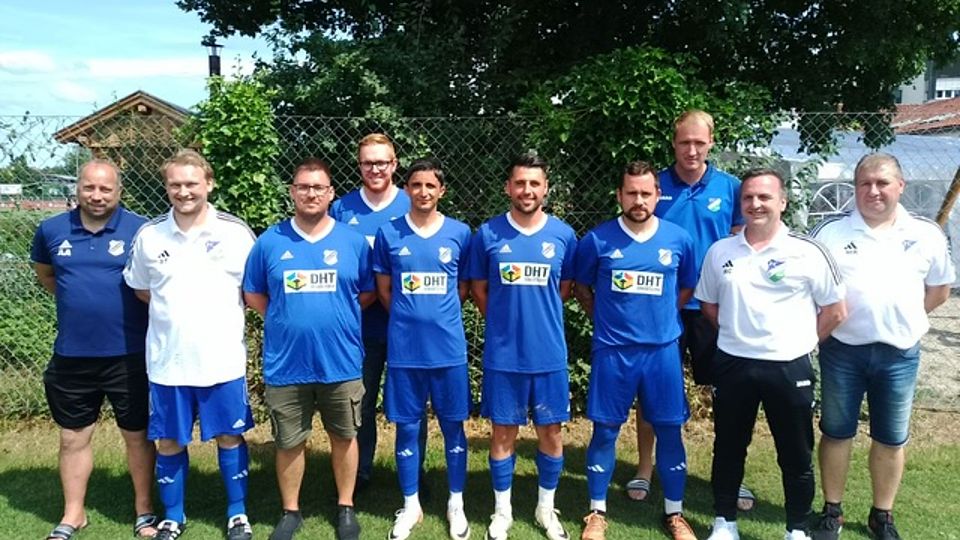 Der FC Zeholfing mit seinen Neuzugängen und Verantwortlichen