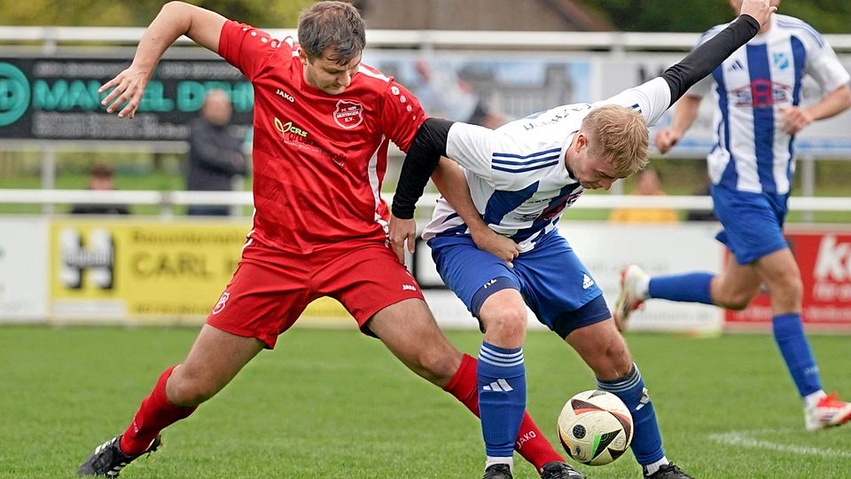Robert Zwölfer (rechts) behauptete sich mit der SG Alerheim auch gegen Benjamin Mang und gewann gegen den FC Mertingen mit 3:1.
