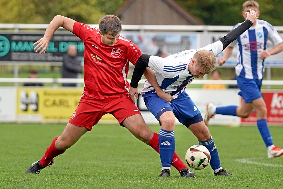 Robert Zwölfer (rechts) behauptete sich mit der SG Alerheim auch gegen Benjamin Mang und gewann gegen den FC Mertingen mit 3:1.