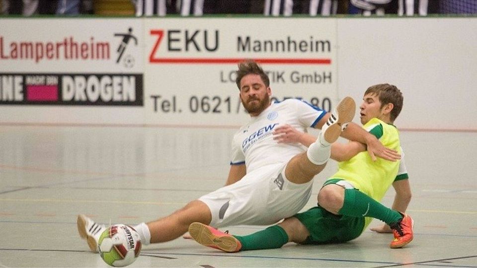 Grätschen ist beim Hallencup (rechts Leon Holzinger vom VfB Lampertheim) auch bei der 34. Auflage verpönt.	Archivfoto: Gutschalk