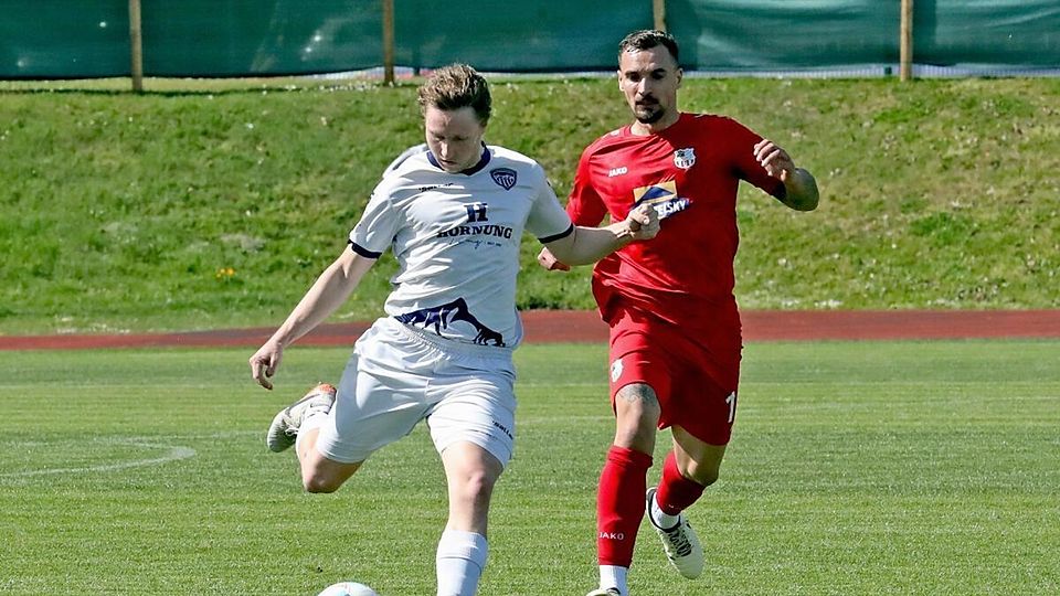 Sein Einsatz heute steht auf der Kippe: Christoph Schmidt (l.) vom 1. FC Garmisch-Partenkirchen ist angeschlagen.