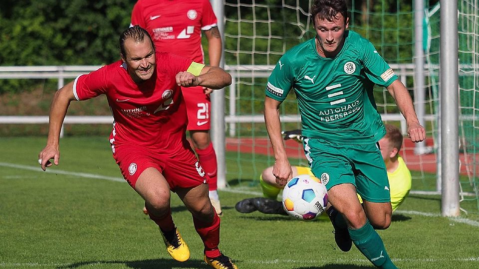 Laufduell auf Augenhöhe: Ebersberg (Florian Obermair/re.) und Anzing (Peter Rauch) trennten sich remis.
