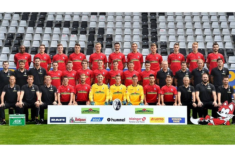 Die Mannschaft des SC Freiburg in der Bundesliga-Saison 2017/2018.   | Foto: Michael Heuberger