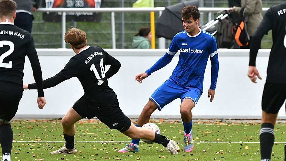 Auf Kunstrasen mühte sich die U23 der SpVgg SV Weiden (in blau) zum Heimdreier gegen Furth im Wald.