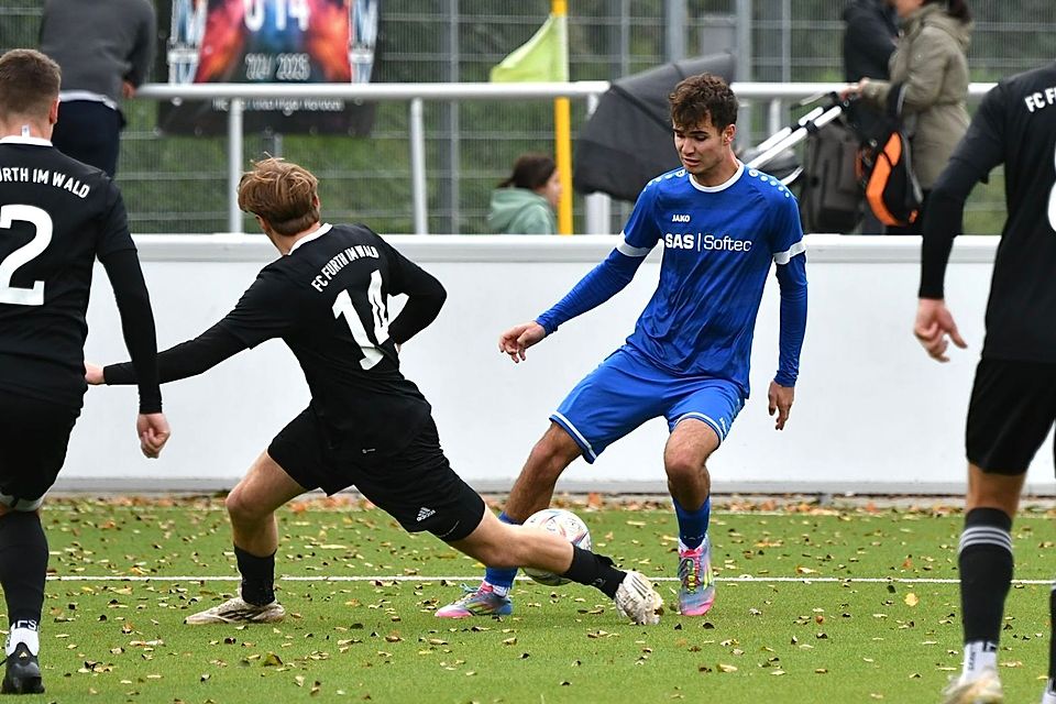 Auf Kunstrasen mühte sich die U23 der SpVgg SV Weiden (in blau) zum Heimdreier gegen Furth im Wald.