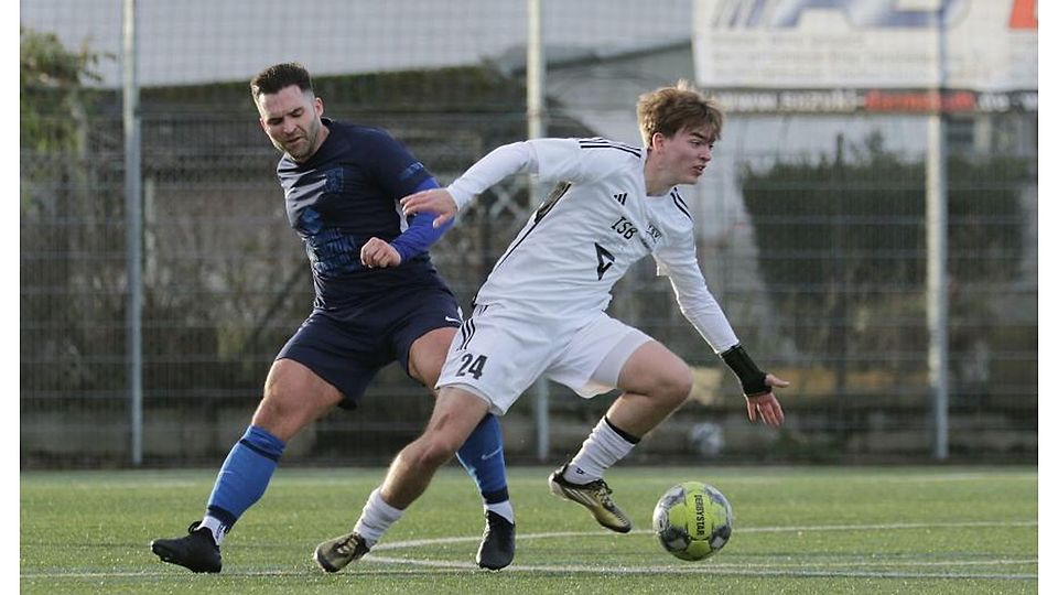 Eine Niederlage musste der TSV Höchst (am Ball Leo Schnellbacher) beim SV Münster (links Timo Kreher) einstecken. 