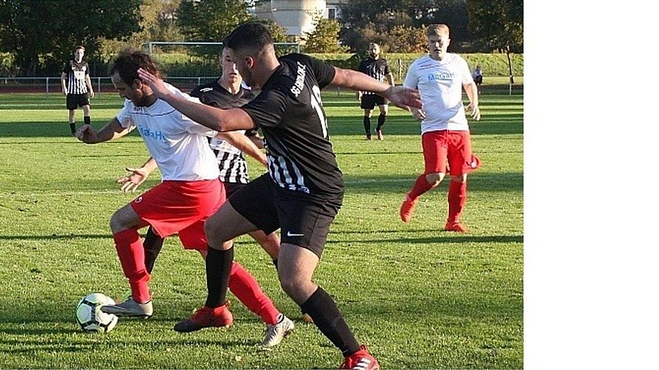 Doppelte Gegenwehr: Die Bad Kreuznacher Jan-Eric Weyrich (vorne) und Guliano Kübler nehmen Ex-Eintrachtler Yves Scheuermann in die Zange.	Foto: Stefan Luge