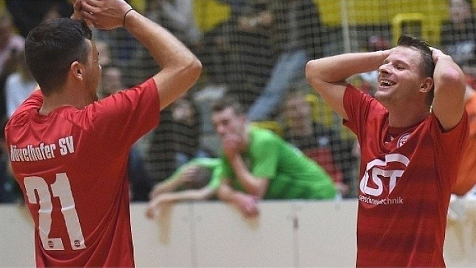 Ein überglückliches Duo: Silvester-Cup-Torschützenkönig Nico Thieschnieder (l.) und sein Teamkollege Oliver Werner, der im Finale das 3:0 erzielte, feiern den Turniersieg des Hövelhofer SV. Foto: Uli Petzold