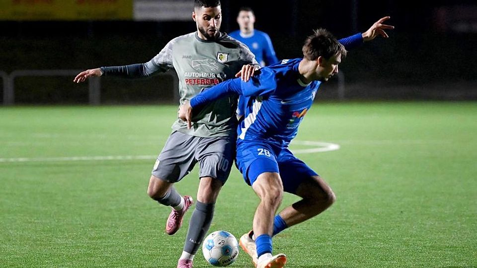 Im Spiel gegen den SV Gonsenheim setzt Gau-Odernheims Belel Meslem (links) Noah Dietze unter Druck.	Foto: Kristina Schäfer