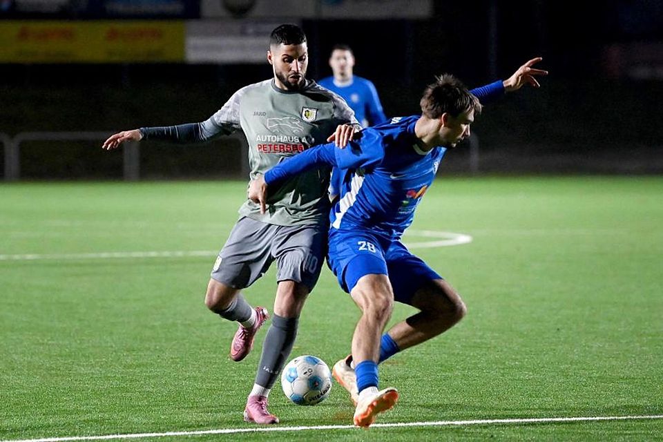 Im Spiel gegen den SV Gonsenheim setzt Gau-Odernheims Belel Meslem (links) Noah Dietze unter Druck.	Foto: Kristina Schäfer