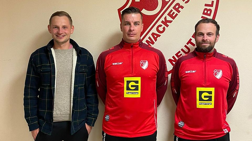 Fußball-Abteilungsleiter Alexander Eirich und Cheftrainer André Kleinknecht (rechts) umrahmen den neuen Co-Trainer des TSV Neutraubling, Thorsten Seufert.