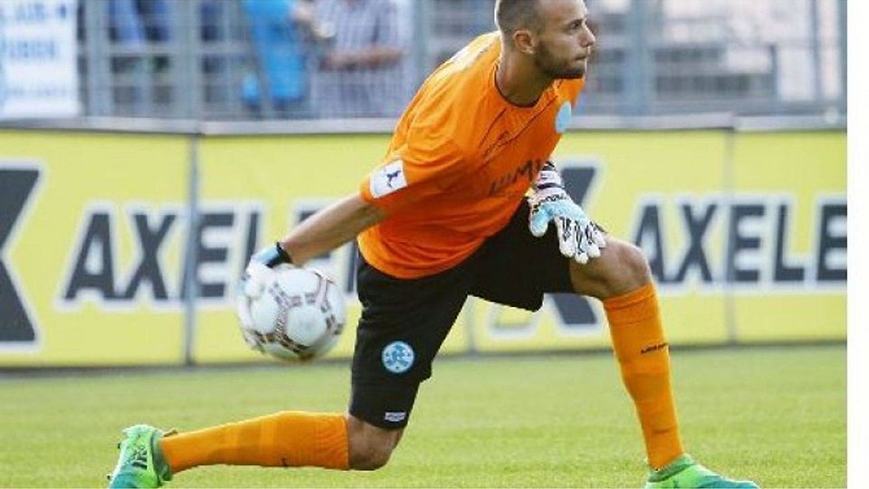 Zog sich bei einem Zusammenprall einen Schlüsselbeinbruch zu und blieb über Nacht im Krankenhaus in Saarbrücken: Kickers-Torwart Christian Ortag. Foto: Pressefoto Baumann