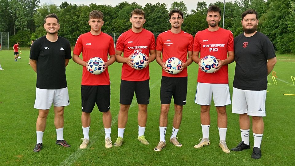 rainer Alex Wagner (l.), sein Bruder und Co-Trainer Marco und die vier Neu-VfLer. V.l.: Basti Käsmayr, Benny Bäumel, Leon Gleiser und Maxi Vihl 