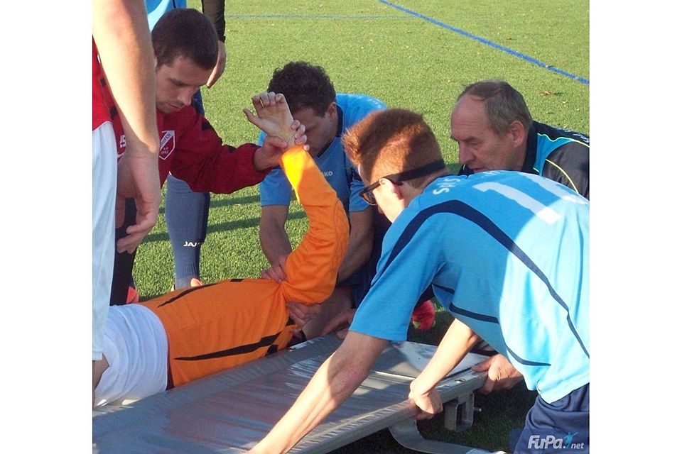 Sportfreunde-Keeper Jorge Vasquez hatte sich die Schulter ausgerenkt und wird sofort vom Ilshofener Jochen Bartholomä (Arzt) behandelt.