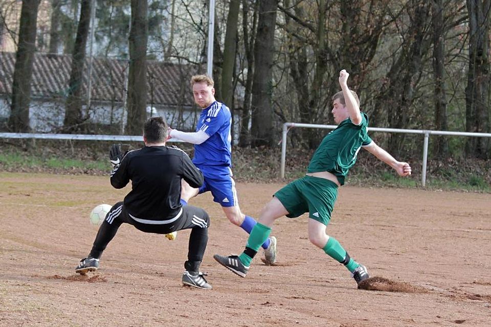 Gau-Bickelheims Tobias Enslinger (Mitte) überlistet auf dem Weg zum 2:0 die Wendelsheimer Oliver Hahn (Tor) und Fabian Hoffmann.	Foto: pakalski-press/Axel Schmitz