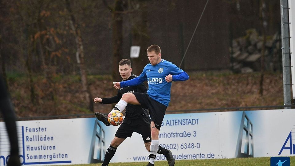 "Big Points" im Abstiegskampf für den SV Altenstadt/WN (in Blau-Schwarz) im Derby gegen die SpVgg Windischeschenbach (in Schwarz), die Häffner-Truppe siegte mit 3:1.