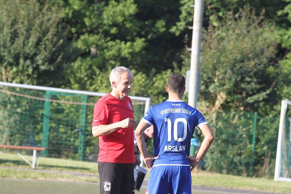 Siegens Trainer Ottmar Griffel (links), der hier Haluk Arslan noch Anweisungen gibt, zeigte sich mit dem Test in Velbert zufrieden. Foto: jak