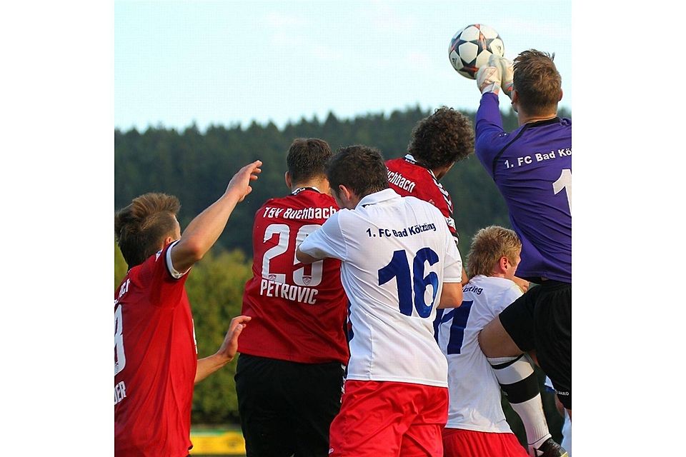 Heftig gerungen wurde nicht nur während der Pokal-Partie zwischen dem FC Bad Kötzting und TSV Buchbach.  Foto: Tschannerl