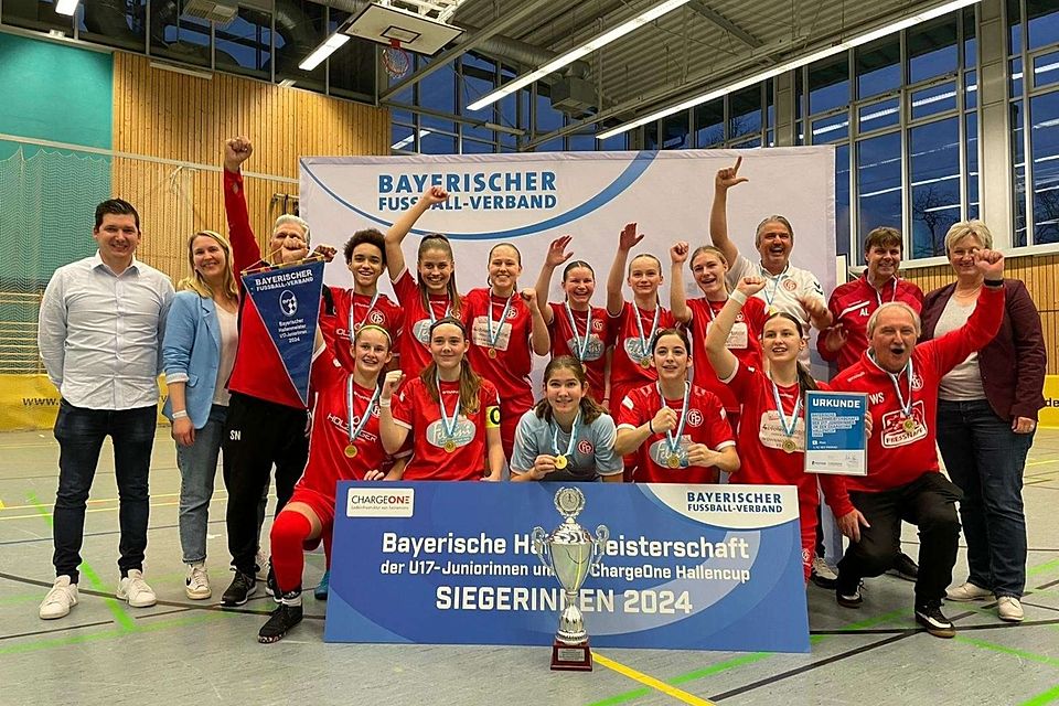 Die U17-Juniorinnen des 1. FC Passau gewinnen die Bayerische Hallenmeisterschaft um den ChargeOne Hallencup 2024.