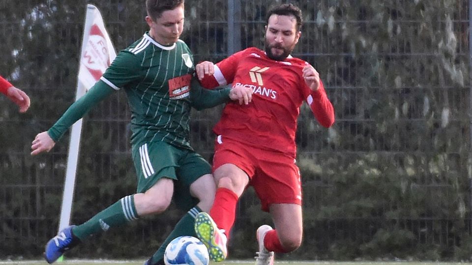 Mit zwei Standards zum 2:0-Auswärtssieg: Philipp Adelmann (FC Hausen, links) gegen Niyazi Yalin (FC Wallbach) | Foto: SSR Media