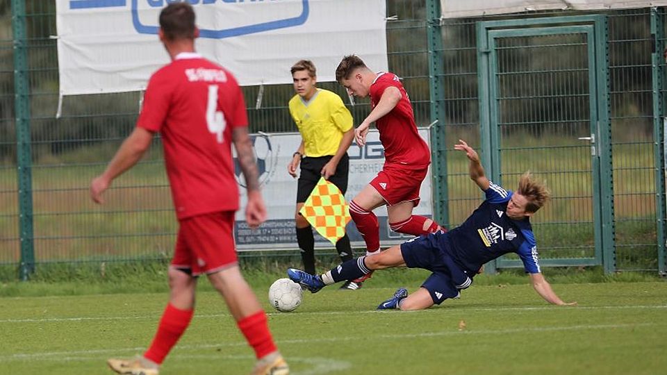 Fürfelds Nils Themannn wird hier von seinem Pfaffen Schwabenheimer Gegenspieler abgegrätscht.	Foto: Edgar Daudistel