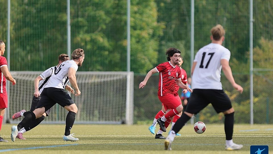 Germania Weilbach (weiße Trikots) setzten sich zuhause mit 4:2 gegen den FSC Eschborn (rote Trikots) durch. 