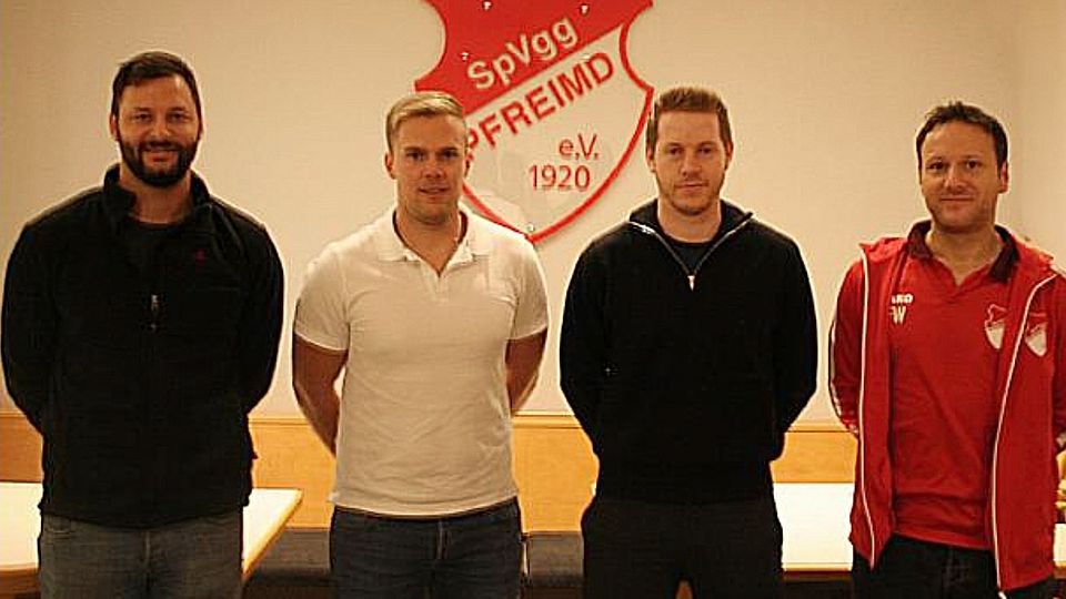 Die sportlichen Leiter Michael Prey (links) und Florian Wilhelm (rechts) nehmen das neue Trainerduo um Chefcoach Michael Hartlich (Zweiter von links) und „Co“ Dennis Lobinger in die Mitte.